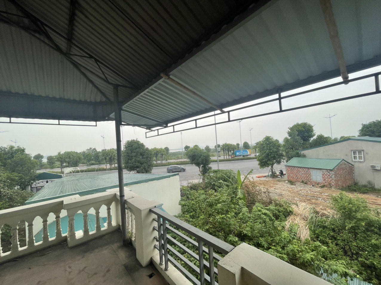 Cần cho thuê nhà mặt đường quốc lộ 18 đối diện dự án Vinhomes Green Hạ Long Xanh bao gồm 1 văn phòng, 1 nhà 2 tầng 6 phòng ngủ